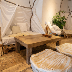 デートなどにおすすめのカップルシートです。座るだけでワクワクするような座り心地のいい可愛いソファーは、大切な方と親密な時間をお過ごしいただけます。ウッディーな空間でゆっくりとお寛ぎください。