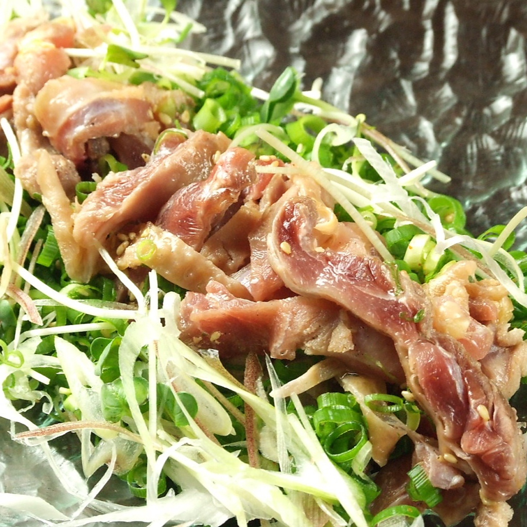 名物！！！「宮崎地鶏のたたき たっぷり薬味のせ」
