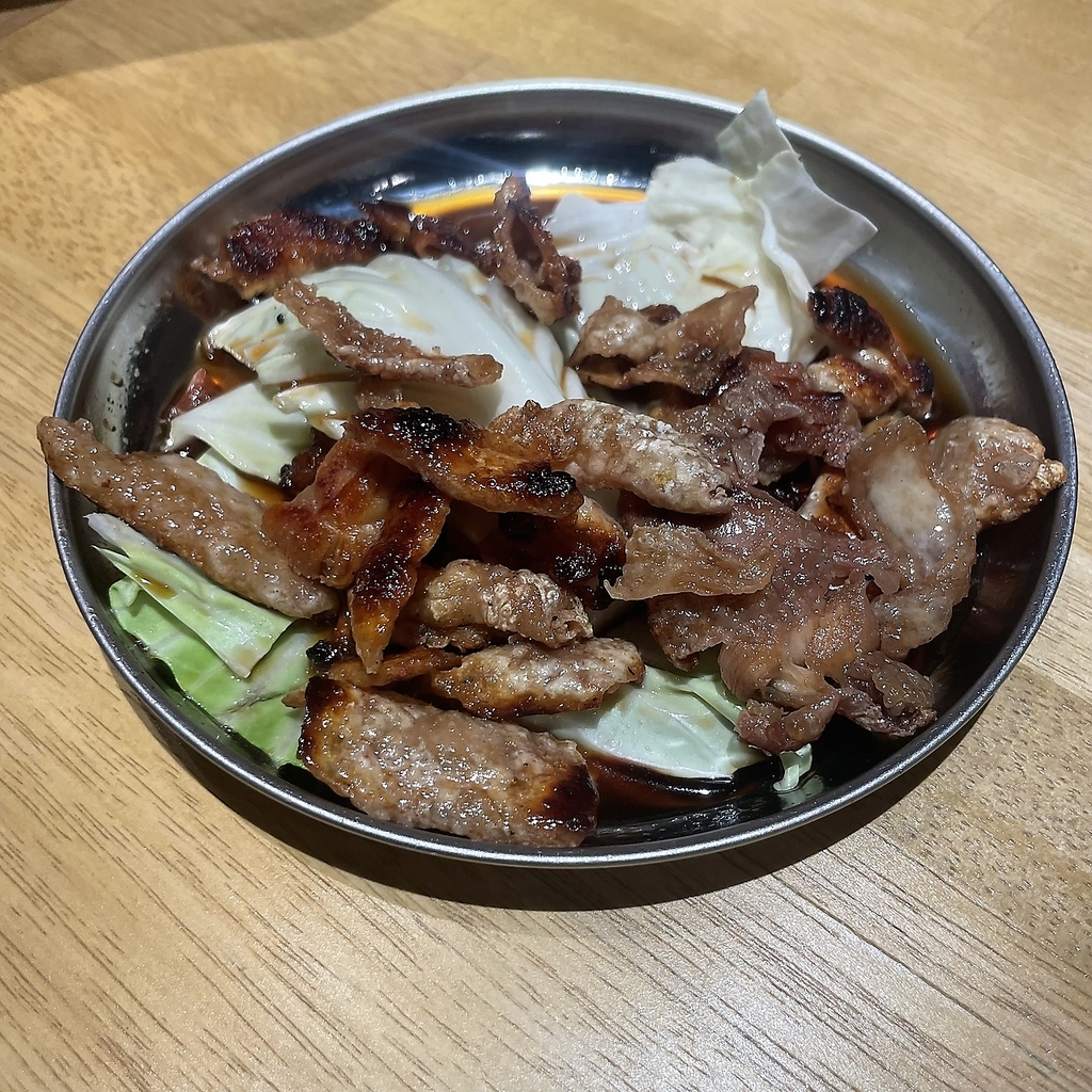 是非ご賞味いただきたいAJITO焼き！愛媛のB級グルメ、鶏皮と鶏ももをパリパリに焼いた一品です。