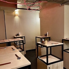 「ちょっと一杯」が「気づけば長居」に変わる、“沼る”空間。立ちのみのテーブル席はまさに“大人の溜まり場”。陽気な店のメンバーと一緒に楽しんでいってください！