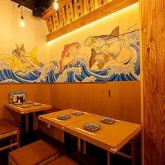 各種宴会や誕生日会、さまざまな集まりにぴったりの席です。広々とした空間でゆったり過ごせるため、周囲を気にせずリラックスできます。和の落ち着いた雰囲気が心地よく、季節の食材を活かした料理と厳選したお酒が、特別なひとときを華やかに彩ります。皆さまの笑顔があふれる場にぜひご利用ください。