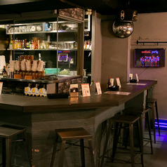 デートや少人数でのお食事には、しっとりとした雰囲気のカウンター席がおすすめ。お二人で肩を並べて鉄板串焼を味わう素敵なひとときを。お仕事帰りのサク飲みや、お一人様で気軽に立ち寄れるカウンター席♪日々の疲れを癒す一杯とお食事を、誰にも邪魔されずに満喫できます。