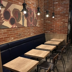 待ち合わせや休憩など気軽に使いやすいテーブル席♪