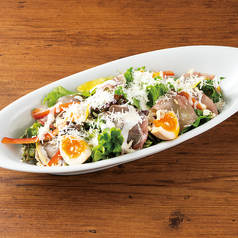 生ハムと半熟味玉のシーザーサラダ