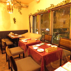 ２Fソファ席。ダウンライトが温かい雰囲気を演出。