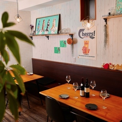 ゆったりできる4名テーブル席隣とくっつければ最大10名OK！