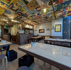 2階は6名様用のテーブル席が5つ。25名様からフロアの貸切も承っております。ぜひ一度お問合せ下さい。