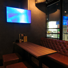 ソファー席のご用意もございます。ダーツなどで遊んでいただいた後の一息入れる場所として是非ご活用ください。