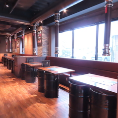 活気で溢れる店内は、ゆったりとしたテーブル席が並び広々としております◎人数に合わせたお席をご用意いたしますので、お気軽にご相談ください!