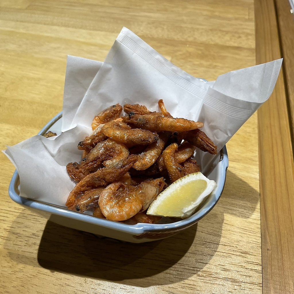 サクサクの衣に包まれた小海老は、一口食べるとジューシーな海老の風味が口いっぱいに広がります。