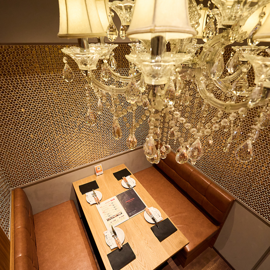 お店の最奥にある完全個室!!男心をくすぐるギミックを搭載した個室は2～4名様でご利用可能です!!