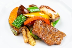 飛騨牛5等級モモ肉と旬野菜の黒胡椒炒め
