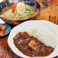 お肉の旨みが溶け込んだ人気の「すじ煮カレー」