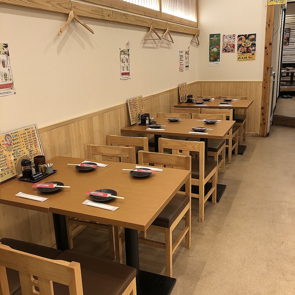 お仲間内の飲み会や女子会、お仕事帰りのちょい飲みなど、4名様がご利用できるテーブル席もご用意◎