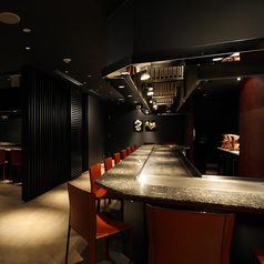 厚さ3ｃｍの鉄板焼カウンターを2つご用意しております。