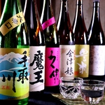 店主自ら選び抜いた全国の地酒や焼酎がズラリ。お料理との相性を考え抜かれた一杯を心ゆくまでどうぞ