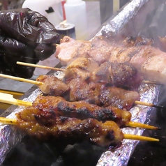 【香ばしい炭火】じっくり焼き上げる絶品やきとり。ジューシーな肉汁と食感を満喫する至福の時間をどうぞ！の写真