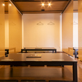 リラックスできる雰囲気の中、落ち着きのあるゆったりとした座席となっております。お座敷席はお子様連れのご家族のお食事や女子会・ママ会のお客様にも大変人気です☆仕切りがあるので様々なシーンのお集まりに対応できます◎天井の高い広々空間でくつろぎながら、当店自慢の海鮮料理と美味しいお酒をお楽しみください！