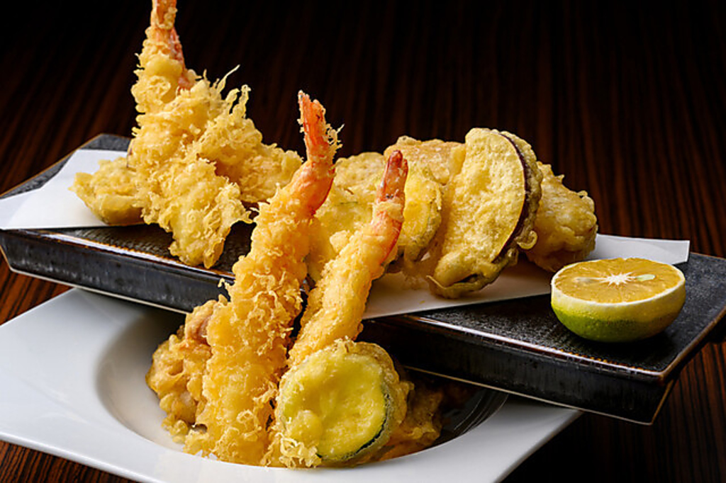 素材の美味さを衣に閉じ込めた天ぷらは旬を味わえる一品。日本酒や焼酎とも相性バッチリです。
