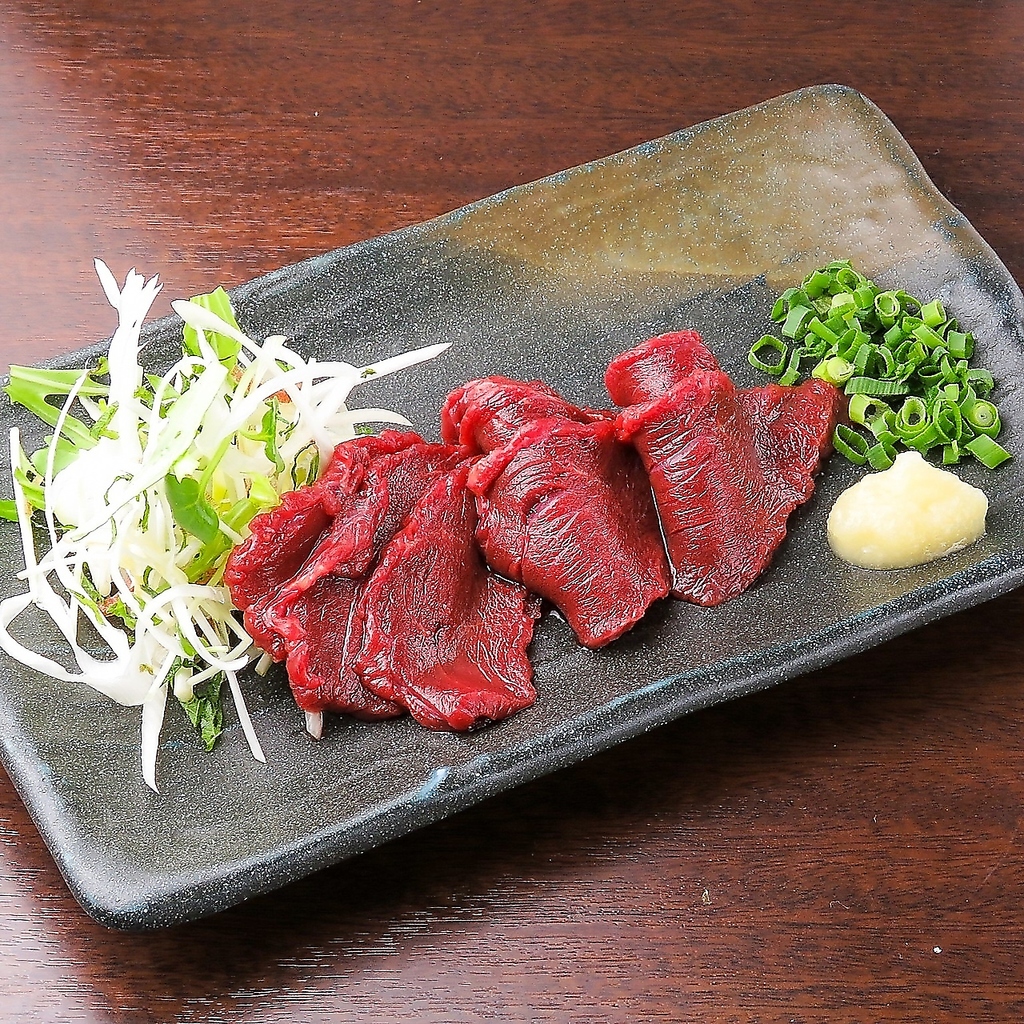定番のおつまみや名物の鶏料理、特選馬刺しなど、お酒に合うメニューが勢揃い！