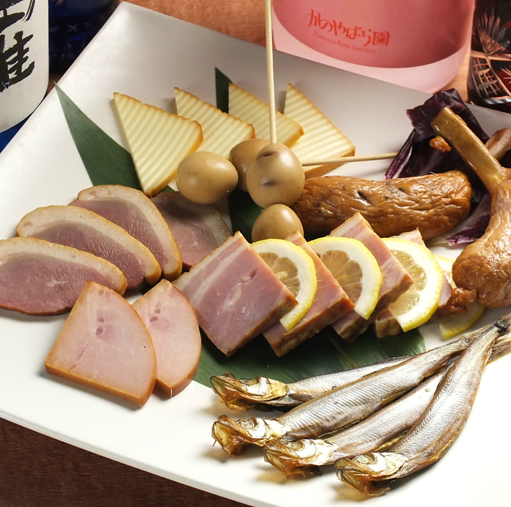 当店特製のブレンドチップで燻製した≪自家製スモーク盛り合わせ≫　自信を持ってオススメします！