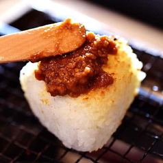 自家製味噌が食欲をそそる焼きおにぎり(味噌)