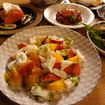 季節フルーツのカプレーゼ。チーズ・フルーツ・洋食・イタリアン・ワイン・バル・おしゃれ