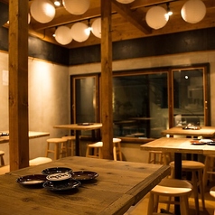 下北沢駅より徒歩2分と好アクセスな当店。無数の提灯が飾られた店内は、大人のための隠れ家のような空間です。仲間内で飲み会やご宴会などに最適。