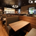 ソファーでゆったりくつろげるボックス席もございます。ランチからディナー、飲み会と様々な場面に。バリアフリーに対応しており、ベビーカーや車椅子でのご入店もスムーズにご利用いただけます。