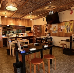 居心地の良さにこだわった4名テーブル席は、友人同士やご夫婦、同僚との食事にちょうど良い空間。ほどよい距離感で会話が弾み、料理やお酒をゆっくり楽しめます。落ち着いた雰囲気の店内で、賑やかすぎず静かすぎない心地よさが魅力。普段使いからちょっとした集まりまで、幅広いシーンで使いやすいお席です。