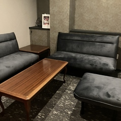 会社宴会や同窓会など、賑やかなお集まりにぴったりな2-最大7名様までの広々とした個室席。プライベートな空間を贅沢に貸切感覚で使え、美味しい料理とお酒を囲みながら楽しい夜を気兼ねなく満喫できます。