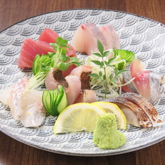 元魚屋の店長が創る。見た目も美しい料理の数々。
