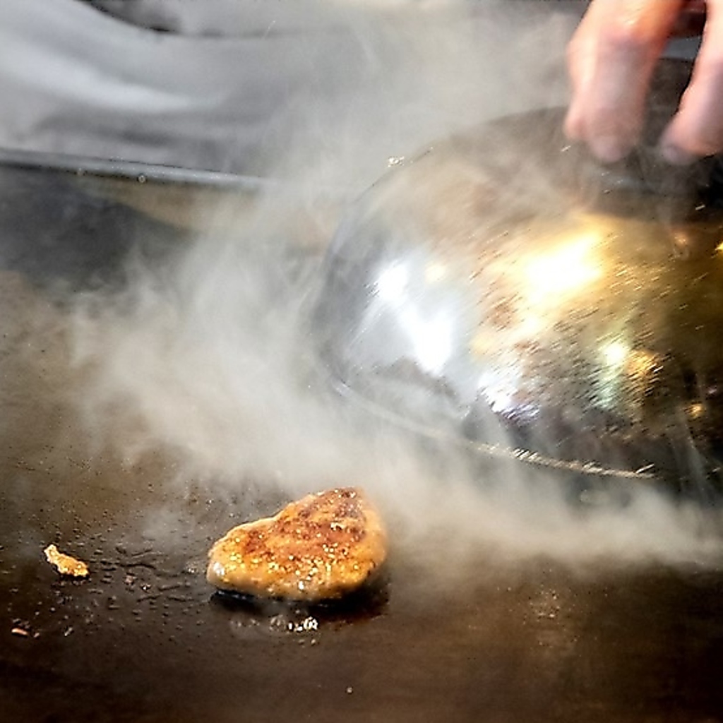 厚さ2ｃｍの鉄板を用いた調理を基本に、気候に合わせた火入れ加減で「生きた食材」をご提供します。