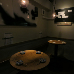 立ちテーブルをご用意！暖かみのある店内はご友人やご同僚で気兼ねなくご来店ください。