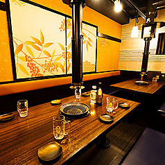 店内は1階・2階に分かれた広々とした和空間◎テーブル席を中心に、最大6名様まで利用可能な半個室も6卓完備♪明るく落ち着いた雰囲気で、デート・ご友人との会食・会社宴会など多彩なシーンに最適◎鹿児島産A5ランク黒毛和牛や希少部位・ホルモンをリーズナブルに楽しめる◎極上焼肉を囲みながら寛ぎのひとときをぜひ♪