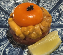 【那須御養卵】黒毛和牛炙りユッケ うにのせ