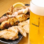 迷ったらまずはコレ！船長が1本1本丁寧に焼き上げる焼き鳥は、ビールと合わせれば間違いなし◎