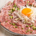 料理メニュー写真 桜肉の絨毯　塩ユッケ仕立て