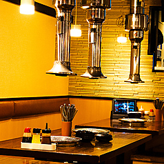 店内は1・2階に広がるゆとりの和モダン空間◎中央のテーブル席に加え、簾で仕切る半個室を6卓（~6名様）ご用意し、デート・友人との語らい・会社宴会まで幅広く対応♪木目と行燈の柔らかな灯りが醸す落ち着きの中で、鹿児島産A5黒毛和牛やザブトン・イチボなど希少部位、ホルモンをリーズナブルに堪能できます。