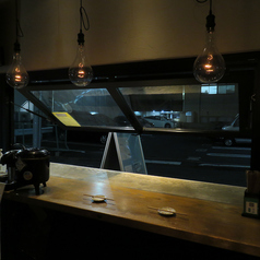 外に面したカウンター席もあり◎夏場は夜からのご利用になります。