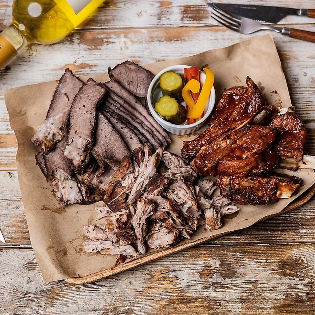 香ばしい煙香る燻製肉はディナー限定メニュー。肉が食いたい！そんな日はTREEへお越しください