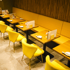 【お洒落な雰囲気の中で...片側ソファ席です☆】これからの忘年会・歓迎会・送別会の宴会に最適♪その他女子会やママ会になどこれからの各種宴会に◎大人数での特別な宴会などのシーンにも◎お洒落な雰囲気の中で、種類豊富なワインやクラフトビールと共に当店自慢のお料理をお楽しみいただけます。