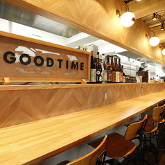 お一人様や一杯だけ飲みたいといった時でも、お気軽にご利用いただけます。夜景を望めるのもカウンター席の魅力です。