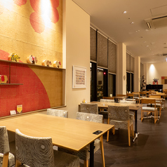 開放感のある空間でお食事やカフェをお楽しみください。