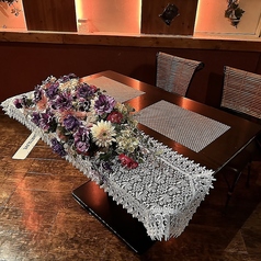 結婚式二次会お祝い時は新郎新婦さんのお席もご準備します!サプライズ演出もぜひご相談ください♪