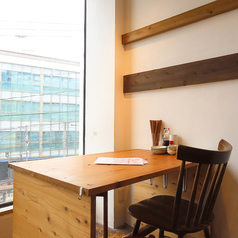 親しいご友人とのお食事や、デートでのご利用にもおすすめです◎二人の距離をギュッと縮める二人掛けのお席は、自然と会話が弾むこと間違いなし♪店内は話しやすい賑やかな雰囲気です。美味しい焼き鳥などのお料理とともに、カクテルやサワー、日本酒などのオシャレなお酒を飲みながら、楽しいひとときをお過ごしください。