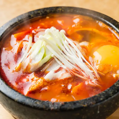 【スンドゥブチゲ】食材から溢れる旨味たっぷり★石鍋で最後までアッツアツ！絶妙な旨辛スープが癖になる♪の写真