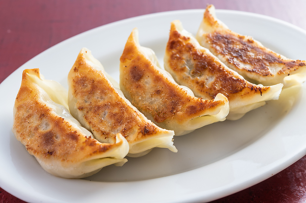 【人気No1魏飯餃子6個】当店一番の名物です！こだわり抜いた絶品の餃子をぜひご賞味ください。