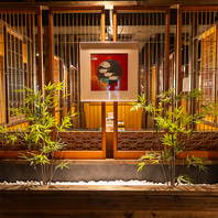 落ち着いた雰囲気の中、贅沢な時間をお過ごしください。