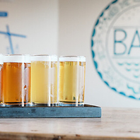 週替わりのクラフトビールや厳選ワインをご用意！